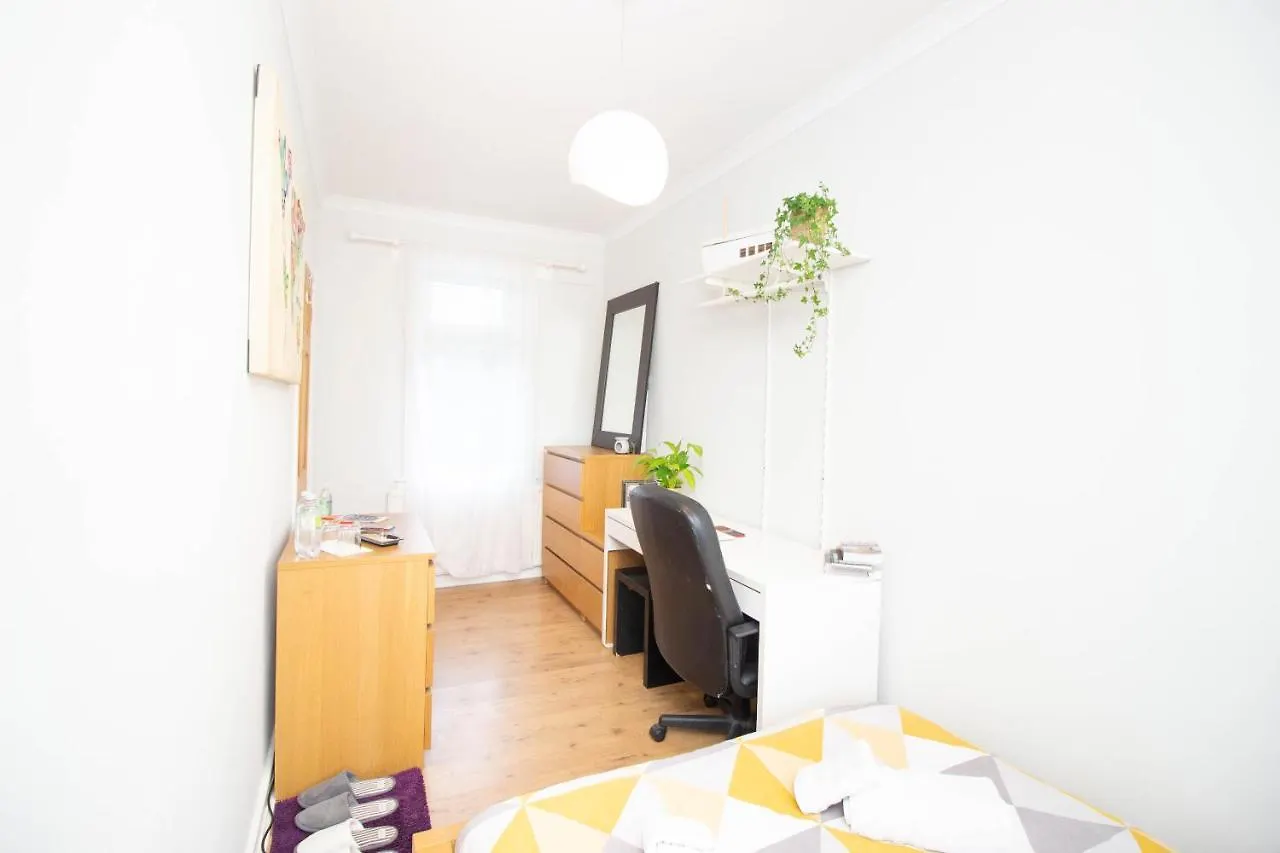 Lele'S Flat Edinburgh - 15 Minutes To Airport & City Centre Habitación en casa particular
